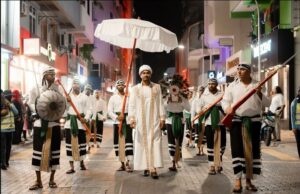 "ހިއްޗަށް ވަޑައިގަތުމުގެ ދަރުބާރު" ތަމްސީލު ގެނެސްދިނީ ދީނާ ސަގާފަތާ ފުށުއަރާ ކަންކަން އުނި ކުރުމަށްފަހު: އާދަމް ނަސީރު