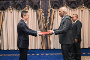 ޗައިނާގެ އައު ސަފީރު ސަފީރުކަމުގެ ފަތްކޮޅު އަރުވައިފި