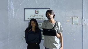 މުޒާހަރާގައި ހައްޔަރުކުރި ދެ ޒުވާނުން ބަންދުން ދޫކޮށްލައިފި