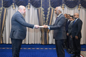 6 ގައުމަކުން ރާއްޖެއަށް ކަނޑައެޅުއްވި ނޮން ރެސިޑެންޓް ސަފީރުން ސަފީރުކަމުގެ ފަތްކޮޅު އަރުވައިފި