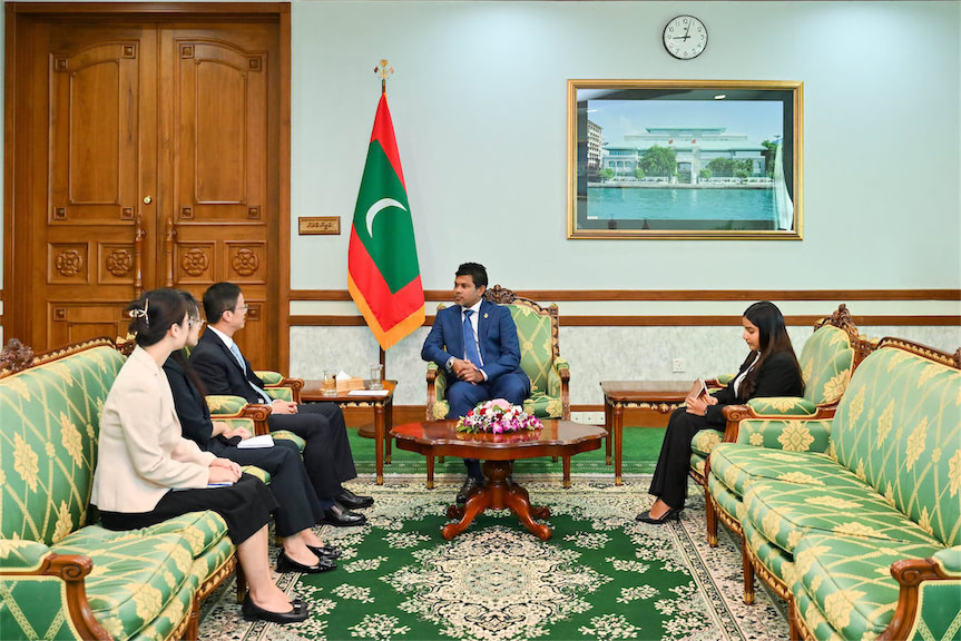 ޗައިނާއިން ރާއްޖެއަށް ކަނޑައަޅުއްވާފައި ހުންނަވާ ސަފީރު، ނައިބު ރައީސްގެ އަރިހަށް އިޙްތިރާމްގެ ޒިޔާރަތެއް ކުރައްވައިފި