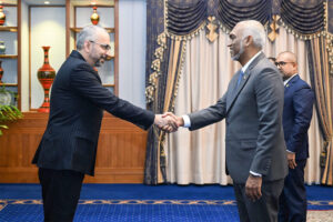 12 ގައުމެއްގެ ނޮން-ރެޒިޑެންޓް ސަފީރުން ރައީސުލްޖުމްހޫރިއްޔާއަށް ސަފީރުކަމުގެ ފަތްކޮޅު އަރުއްވައިފި