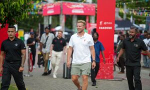 ލިވަޕޫލްގެ ލެޖެންޑް ޑާކް ކައިޓް ރާއްޖެ ޒިޔާރަތްކޮށް ފުޓްބޯޅަ ފޭނުންނާ ބައްދަލު ކޮށްފި