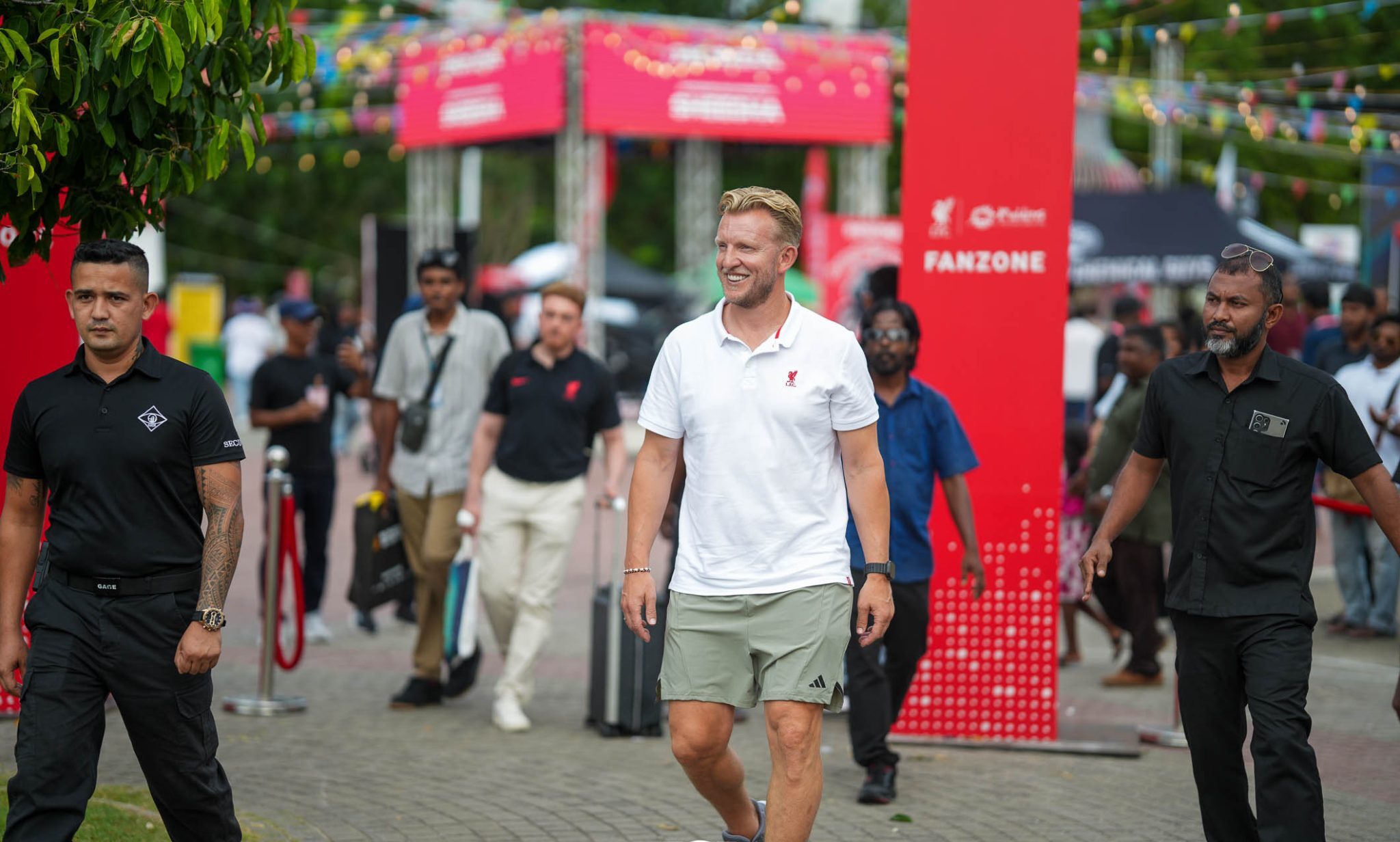 ލިވަޕޫލްގެ ލެޖެންޑް ޑާކް ކައިޓް ރާއްޖެ ޒިޔާރަތްކޮށް ފުޓްބޯޅަ ފޭނުންނާ ބައްދަލު ކޮށްފި