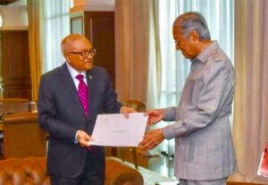 މަހާތީރުގެ 100 ވަނަ އުފަން ދުވަހުގެ ހަދިޔާއަކަށް މައުމޫނުގެ ފަރާތުން ރާއްޖޭގެ ހުކުރު މިސްކިތުގެ މުންނާރު ދައްކައިދޭ މޮޑެލްއެއް