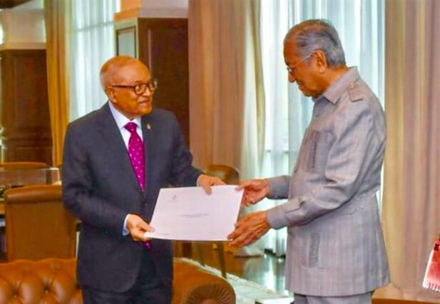 މަހާތީރުގެ 100 ވަނަ އުފަން ދުވަހުގެ ހަދިޔާއަކަށް މައުމޫނުގެ ފަރާތުން ރާއްޖޭގެ ހުކުރު މިސްކިތުގެ މުންނާރު ދައްކައިދޭ މޮޑެލްއެއް