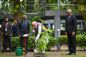 މޯދީ އާއި ރައީސް މުޢިއްޒު ސަލްޓަން ޕާކުގައި ގަސް އިންދަވައިފި