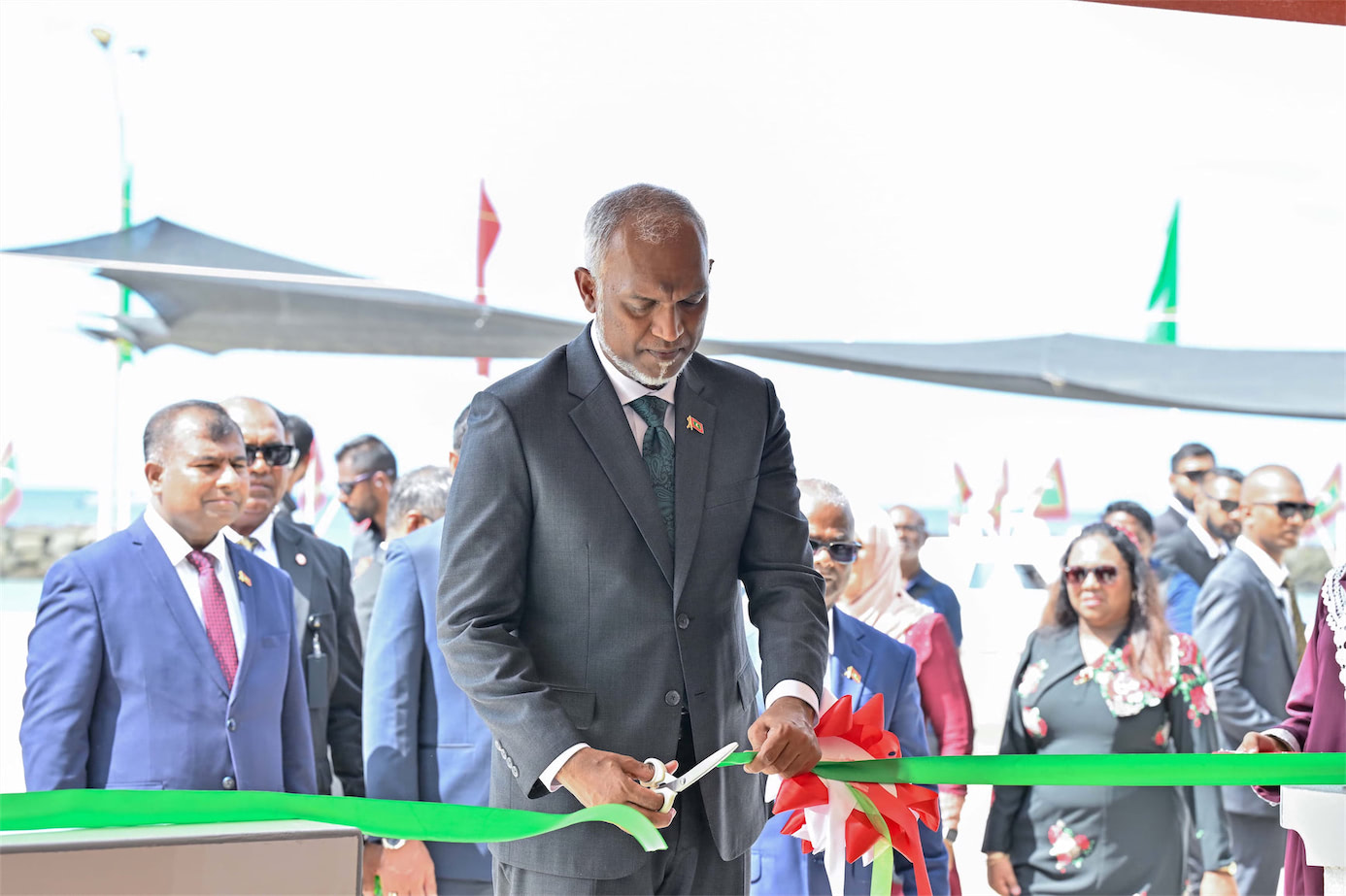 އުތީމު އިސްރަށްވެހީންގެ މައިޒާން، އޮނުހިޔާ ރައީސުލްޖުމްހޫރިއްޔާ ހުޅުއްވައިދެއްވައިފި