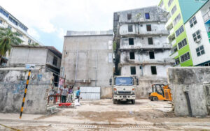 މާލޭގެ ހަލާކުވެފައިވާ އިމާރާތްތައް ނައްތާލުމުގެ މަސައްކަތް ދަށުން އޯކިޑް ޕްލާޒާ ތަޅާލައިފި