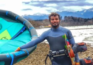 މިއުނިކްގައި ދިވެހި ޒުވާނަކަށް ލިބުނު ބޮޑު އަނިޔާއަކާއި ގުޅުގެން އައިސީޔޫގައި ފަރުވާ ދެނީ