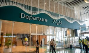 ވީއައިއޭގެ އާ ޓާމިނަލްގައި ދެ މުވައްޒަފަކަށް ބިރުދައްކައި ފައިސާ ސޫޓްކޭސް ފޭރިގަތް މައްސަލާގައި ހަތަރު މީހަކު ހައްޔަރުކޮށްފި