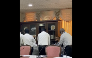 މީޑިއާ ބިލު ދިރާސާކުރި ކޮމިޓީ ބައްދަލުވުމުން ނޫސްވެރިން ނެރުނީ ކޮމިޓީ ކުރިއަށް ގެންދިޔުމަށް ހުރަސްއެޅުމުން: މަޖިލިސް