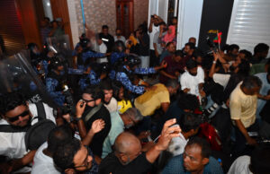 މުޒާހަރާ ކޮންޓްރޯލްކުރަން މަސައްކަތްކުރި 3 ފުލުހަކަށް އަނިޔާވި