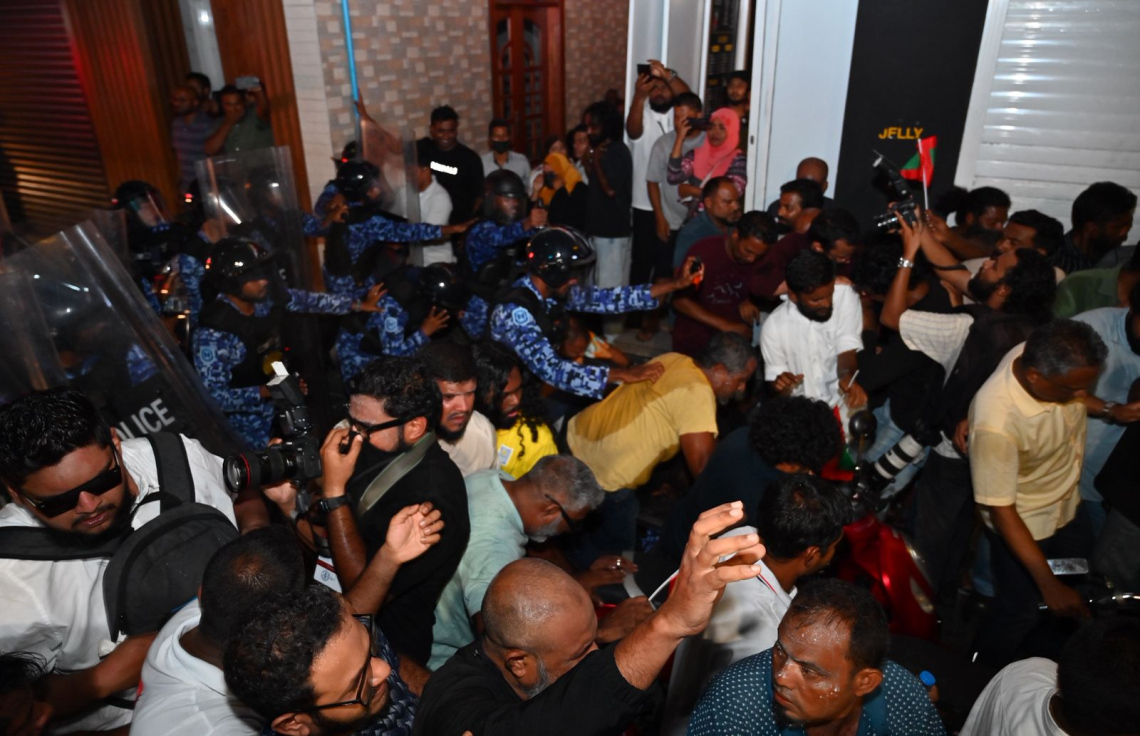 މުޒާހަރާ ކޮންޓްރޯލްކުރަން މަސައްކަތްކުރި 3 ފުލުހަކަށް އަނިޔާވި