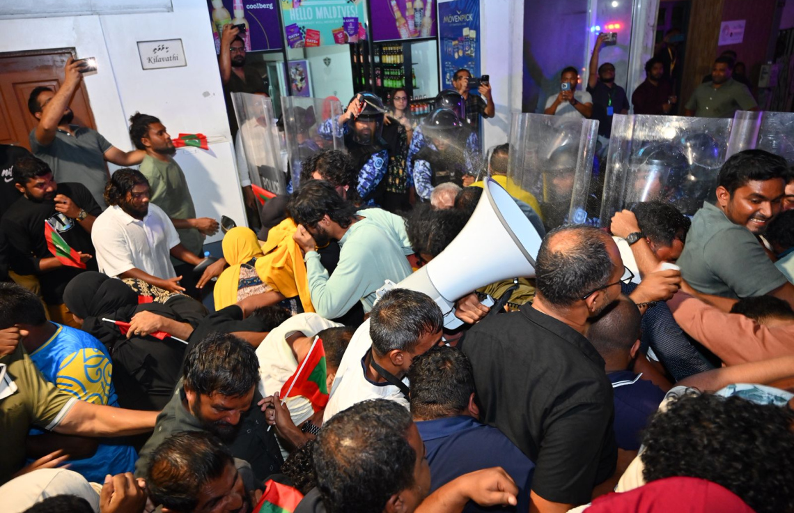 އެމްޑީޕީގެ މުޒާހަރާއިން 6 މީހުން ހައްޔަރު؛ ވަގުތުން ދޫކޮށްލުމަށް ޕާޓީން ގޮވާލައިފި