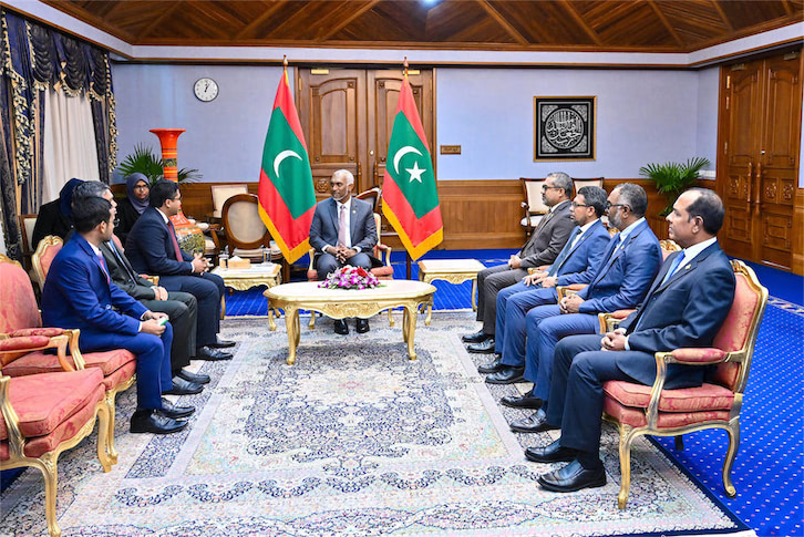 ބަންގްލަދޭޝްގެ އައު ސަފީރު، އެމަނިކުފާނުގެ ސަފީރުކަމުގެ ފަތްކޮޅު ރައީސުލްޖުމްހޫރިއްޔާއަށް އަރުވައިފި