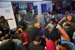 މުޒާހިރާ ހުއްޓުވީ ހުއްދަ ދެވިފައިވާ ރޫޓާ ހިލާފަށް މަޖީދީ މަގުން ކުރިއަށްދާން މިސްރާބު ޖެހުމުން، ނަސޭހަތްދިނުމަށްފަހު: ޕޮލިސް