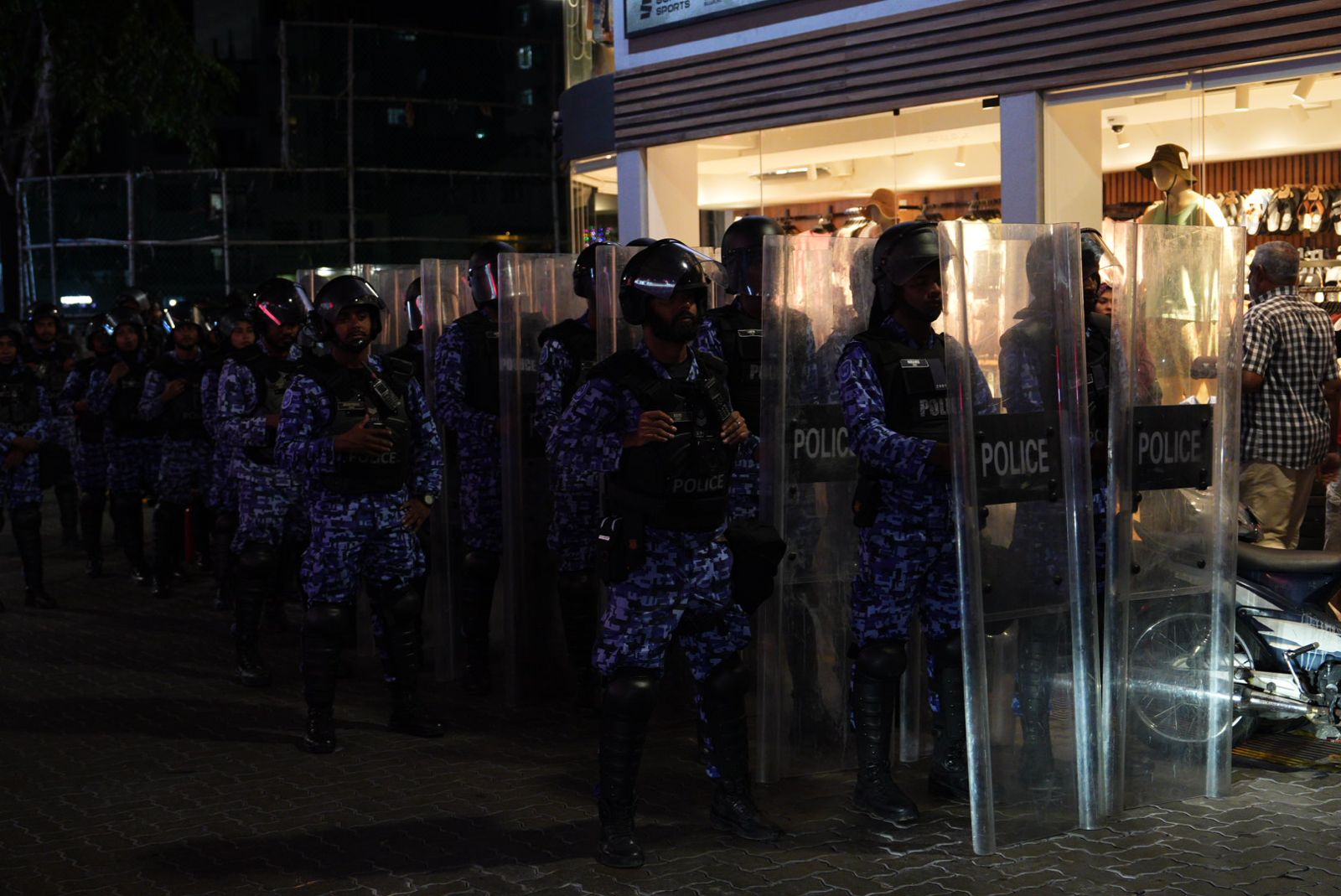 ފުލުހުން އެލްއާރުއޭޑީ ބޭނުންކުރުން ހުއްޓުވުމަށް އޮންލައިން ޕެޓިޝަނެއްގައި ސޮއިކުރަނީ