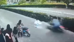 ތިނަދޫގައި ސައިކަލަކުން ކުޑަކުއްޖެއްގެ ގައިގައި ޖެހި ނުރައްކާތެރި އެކްސިޑެންޓެއް ހިނގައިފި