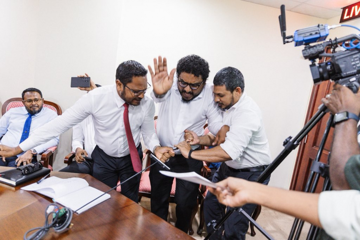 ކޮމިޓީ ބައްދަލުވުމެއްގައި މައިކު ގަދަކަމުން ހިފަހައްޓައި ހަލާކު ކޮށްލި ތިން މެންބަރުންގެ އަތުން އަގު ނަގަން ނިންމައިފި