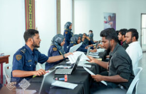 70 އޮފިސަރުން ނެގުމަށް ބޭއްވި ވޯކް-އިން އިންޓަވިއުގައި މިފަހަރު 500 އަށްވުރެ ގިނަ ޒުވާނުން