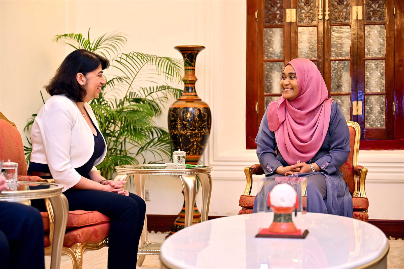 މެޑަމް ސާޖިދާގެ އަރިހަށް އިނގިރޭސިވިލާތުގެ މިނިސްޓަރ ސީމާ މަލްހޯތުރާ އިޙްތިރާމުގެ ޒިޔާރަތެއް ކުރައްވައިފި