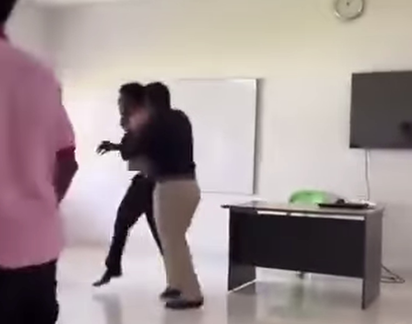 ބިހޭވިއާ މޮޑިފިކޭޝަން ޕްރޮގްރާމެއް ފުރިހަމަކޮށް, މާފަށް އެދެންދެން އައްޑޫ ހައި ސްކޫލު ދަރިވަރު ސަސްޕެންޑް ކޮށްފި