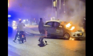 ބޮޑުތަކުރުފާނު މަގުގައި އޮތް ކާރެއްގައި އަލިފާން ރޯވެއްޖެ