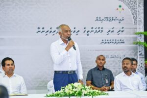 ރައީސް މުޢިއްޒު މިރޭ ހުޅުމާލެ ފުރަތަމަ ފިޔަވަހީގެ ރައްޔިތުންނާ ބައްދަލުކުރައްވަނީ