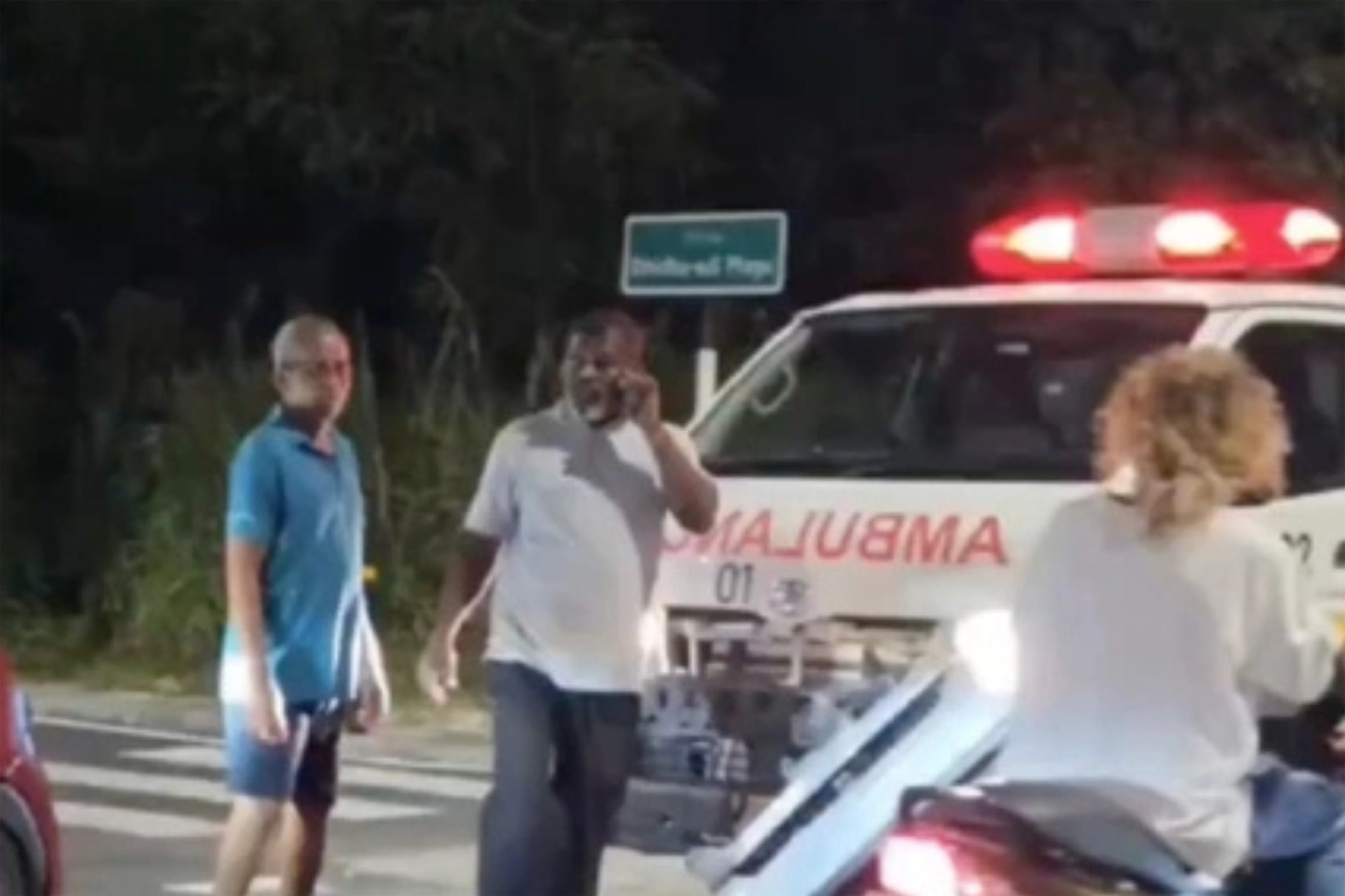 އައްޑޫގައި ހިނގި އެކްސިޑެންޓެއްގައި އަނިޔާވި މީހުން އުުފުލި އެމްބިއުލެންސް ވެސް އެކްސިޑެންޓުވެއްޖެ