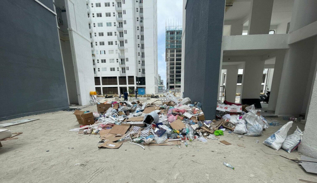 އަމާން ޓަވަރުތައް ސަރަހައްދަށް ކުނިއެޅި މީހުން ޖޫރިމަނާކޮށް، 460 ޓަނުގެ ކުނި ނަގައިފި