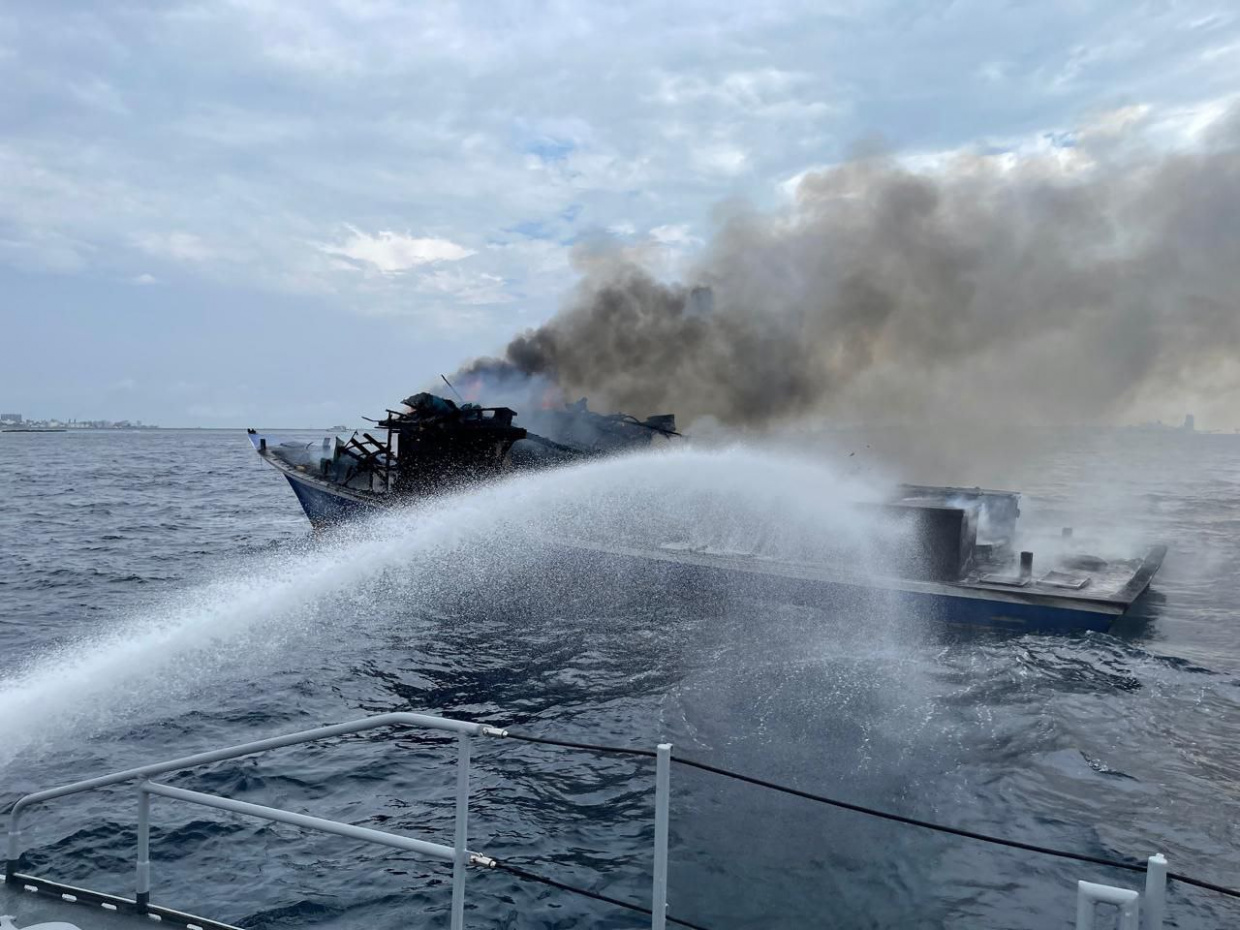 މާލެ ކައިރިން ރޯވެ އަޑިއަށް ދިޔަ މަސް ދޯނީގައި ދަތުރުކުރި އެކަކަށް ފަރުވާދެނީ