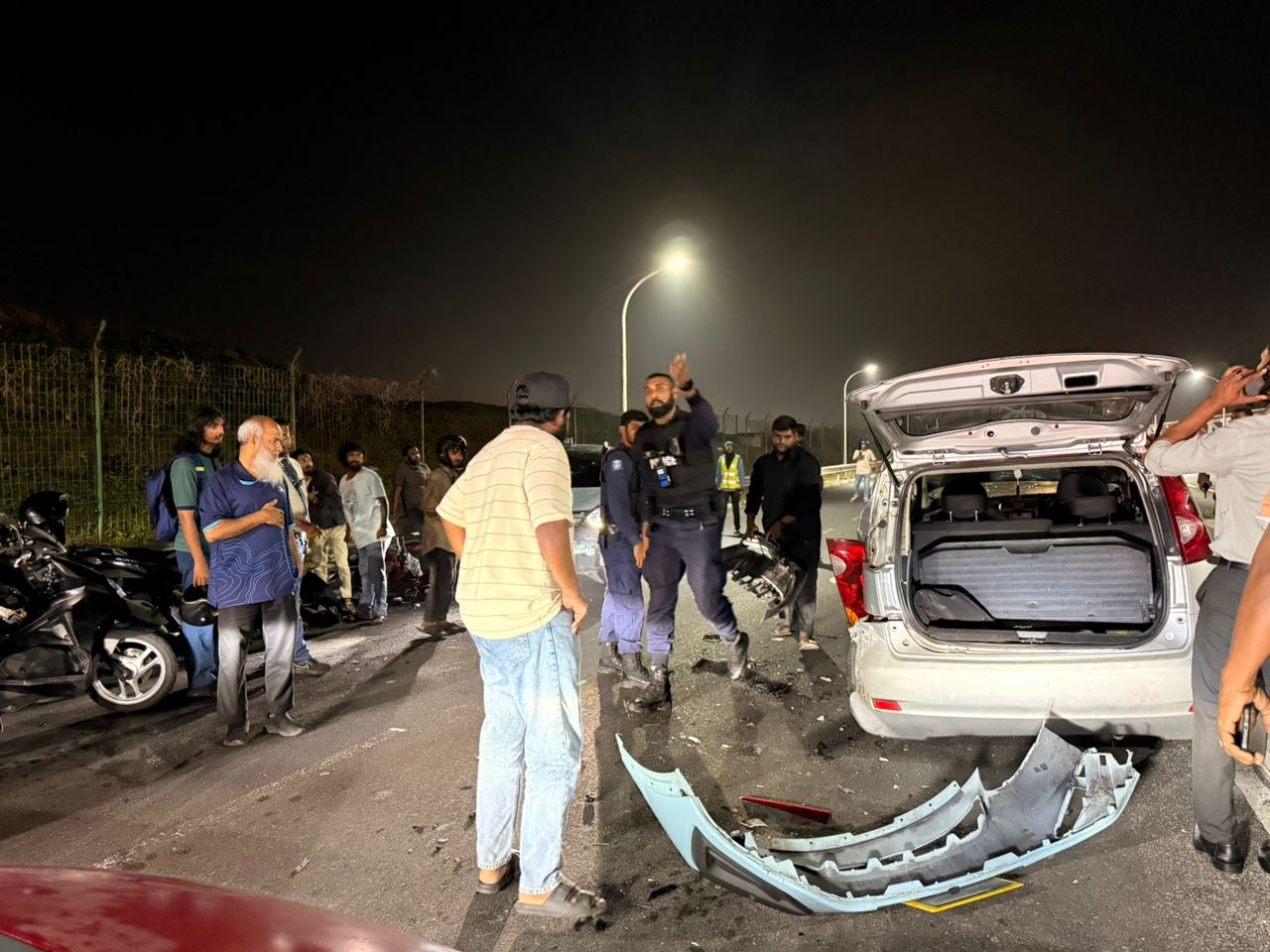 ހައިވޭގައި ނުރައްކާތެރި އެކްސިޑެންޓެއް: 2 ކާރާއި 4 ސައިކަލު ޖެހި، 4 މީހަކަށް ސީރިއަސް އަނިޔާ