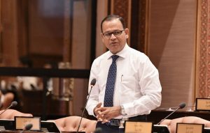 އެއްވެސް ތަފާތު ކުރުމެއްނެތި ރައީސް ޔާމީން ގެއަށް ބަދަލުކުރަންޖެހޭ: އާދަމް ޝަރީފް