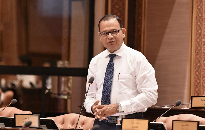 އެއްވެސް ތަފާތު ކުރުމެއްނެތި ރައީސް ޔާމީން ގެއަށް ބަދަލުކުރަންޖެހޭ: އާދަމް ޝަރީފް