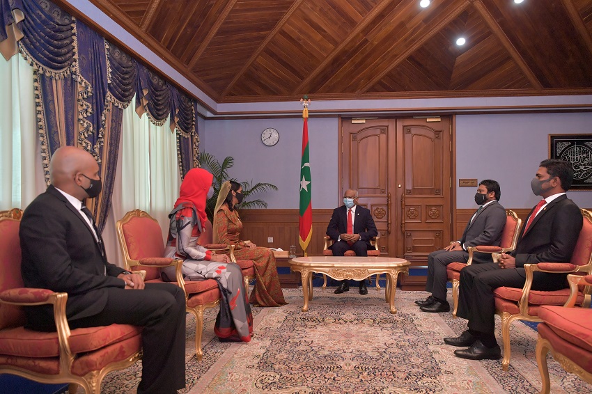 މޫދު އަޑީގައި މަރުވެފައި އޮއްވާ ފެނުނު ޒުވާނާގެ އާއިލާއިން އެޗްއާރުސީއެމްއަށް