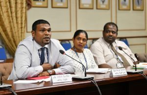 ސަރުކާރު ބަދަލުވުމާއެކު އައިއޭއެސްގެ ވެރިންގެ މުސާރަ އިންތިހާއަށް، ބޮޑުކުރީ އުސޫލާއި ޚިލާފަށް