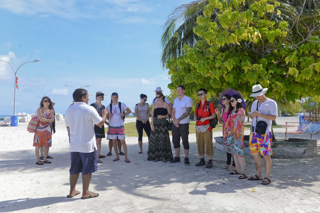 ގެސްޓްހައުސް ވިޔަފާރިކުރާ ރަށްރަށުގެ ރައްޔިތުންނަށް މާސްކް ހަދިޔާކުރަނީ