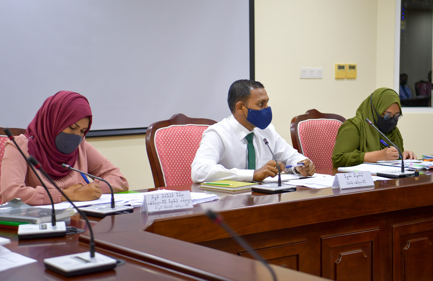 ވެންޓިލޭޓަރުތަކުގެ މައްސަލަ އަލުން މުރާޖަޢާ ކުރަން ޕީޖީއަށް ލަފާދޭން މަޖިލީހުން ފާސްކޮށްފި