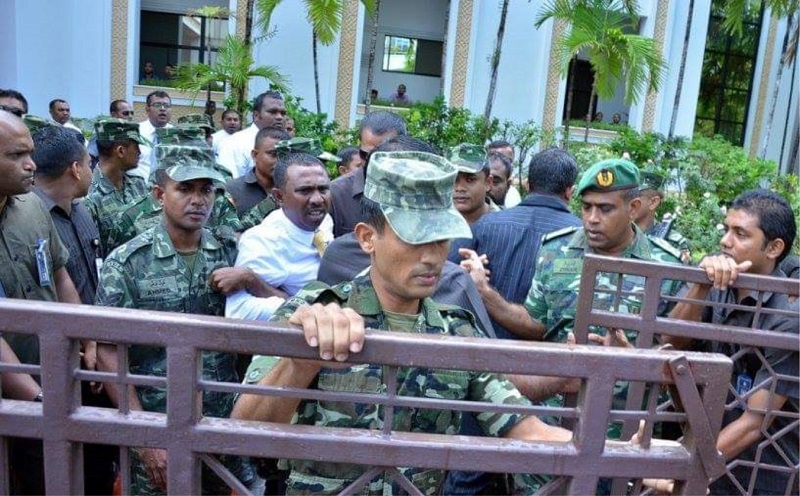 2013 ގައި މަޖިލިސް ތެރެއަށް ވަތް ސިފައިންނަށް ދައުވާ އުފުލުމަށް އާޒިމް އެދިވަޑައިގެންފި