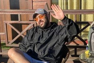 ރާއްޖޭގައި ޗުއްޓީ ހޭދަކުރުމަށްފަހު ބާދްޝާހް އެނބުރި ގައުމަށް، މޫނު ހުރީ އަނދާފައި!