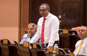 ސަރުކާރުގައިތިބެ އަޅުގަނޑުމެންގެ އެހީގައި އެމްޑީޕީދަނީ ކަތިލަމުން: އާޒިމް