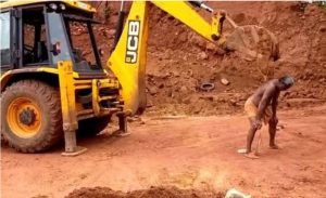 ބުރަކަށި ކަހާލަން ބޭނުންކުރީ އެކްސްކަވޭޓަރެއް