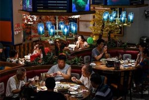 ޑޭޓަށް ދިޔައީ އާއިލާ 23 މީހަކު ގޮވައިގެން، ބިލް ފެނުމުން ފިރިހެން މީހާ ފިލައިފި