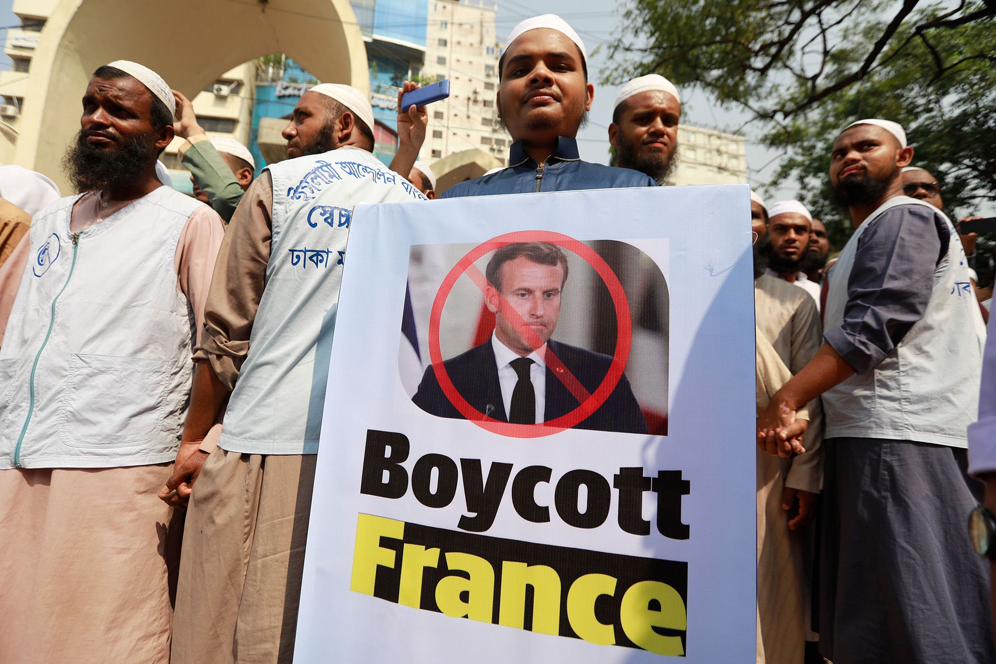 ފްރާންސާއިކު ވިޔަފާރީގެ ގުޅުން ކަނޑާލައި، އުފެއްދުންތައް ބޮއިކޮޓްކުރުމަށް 34 މަޖްއިއްޔާއަކުން ގޮވާލައިފި