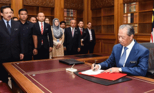 ވަޒީރަކު ޕޮޒިޓިވްވުމުން މެލޭޝިއާގެ ބޮޑު ވަޒީރު އެކަހެރިވެވަޑައިގެންފި