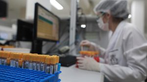 ކޯވިޑް ވެކްސިންގެ ޓެސްޓުތައް ވަގުތީގޮތުން ހުއްޓާލައިފި