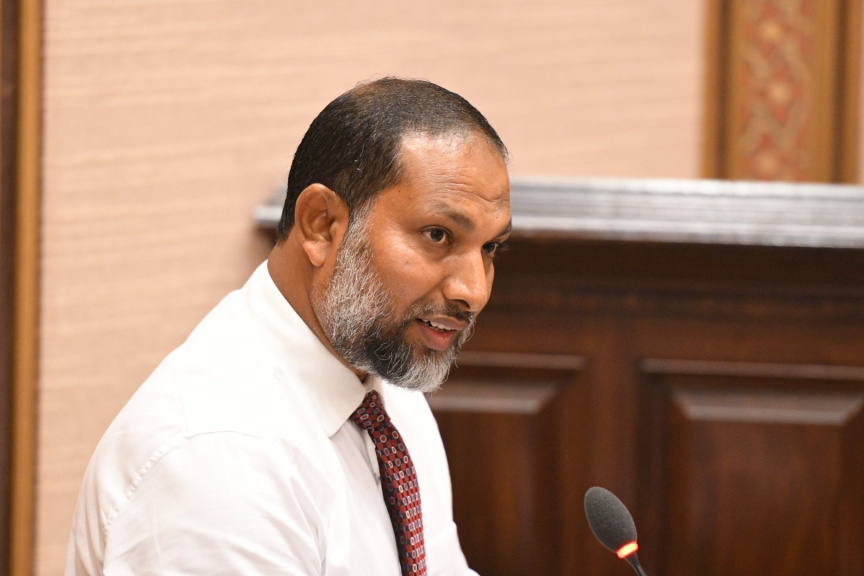 ހޯމް މިނިސްޓަރ އިމްރާން މާދަމާ މަޖިލީހަށް ހާޒިރުކުރަނީ