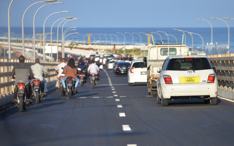 ބްރިޖު ހިމެނޭހެން ބައެއް މަގުތައް ބަންދު، ބްރިޖުގެ އެއްލޭނުން ދެކޮޅަށް ދަތުރުކުރެވޭނެ