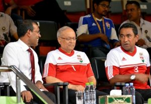 ތިން ހަތަރު ލީޑަރެއްގެ މުށުތެރޭގައި ބައި ޤަރުނު